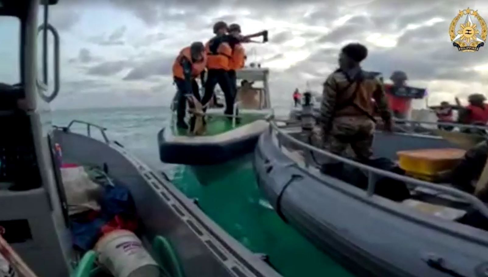 “Só piratas fazem isso”: Filipinas acusam China de usar armas brancas no Mar da China
