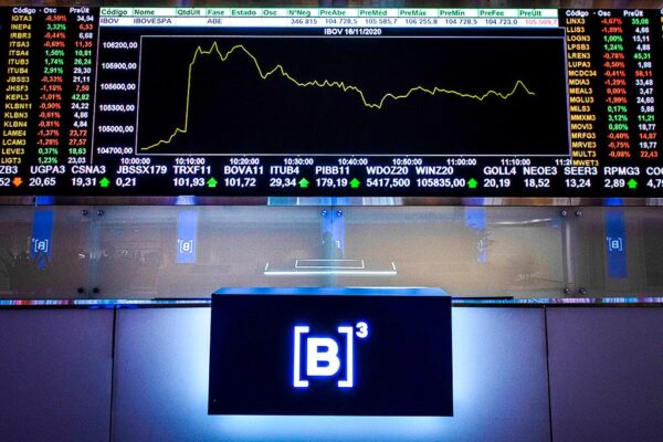 Ibovespa opera em queda com dívida bruta do Brasil acima do esperado; dólar sobe 1% e bate R$ 5,57