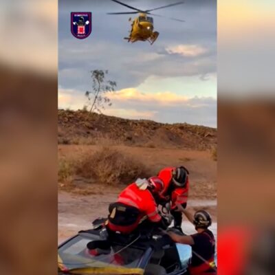 Vídeo: bombeiros cortam carro para resgatar motorista de enchentes na Espanha