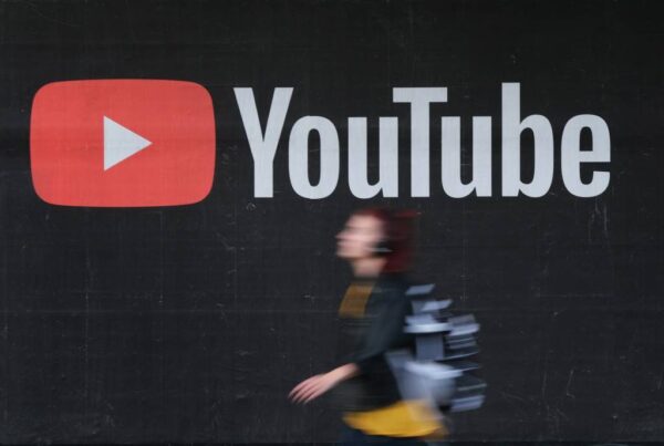 YouTube negocia com gravadoras para licenciar músicas feitas por IA, mas inspiradas em artistas