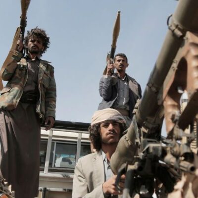 Mísseis dos Houthis atingem navio de carga e ferem gravemente marinheiro