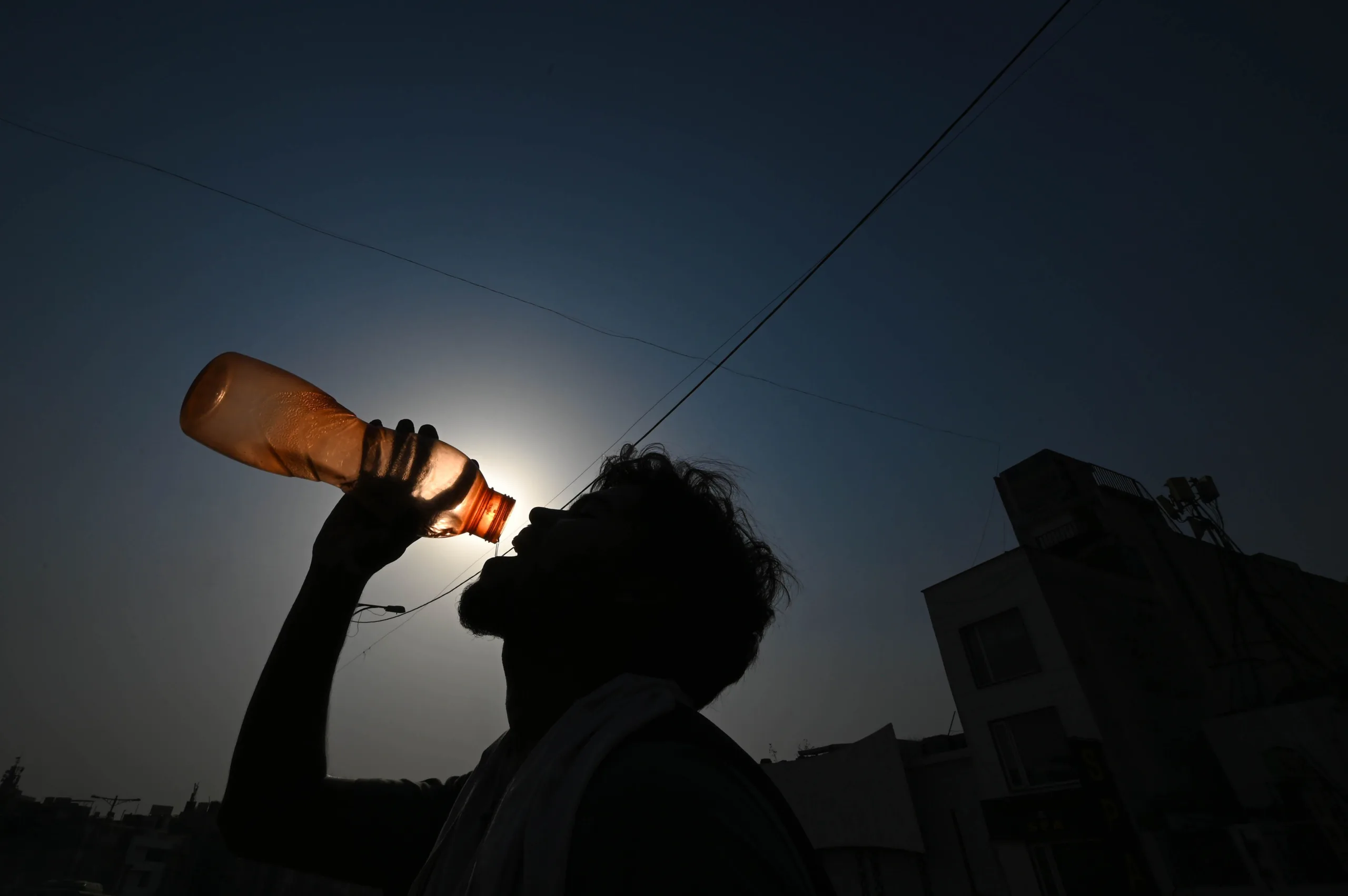 Capital da Índia raciona fornecimento de água em meio a calor de 50°C e dezenas de mortes