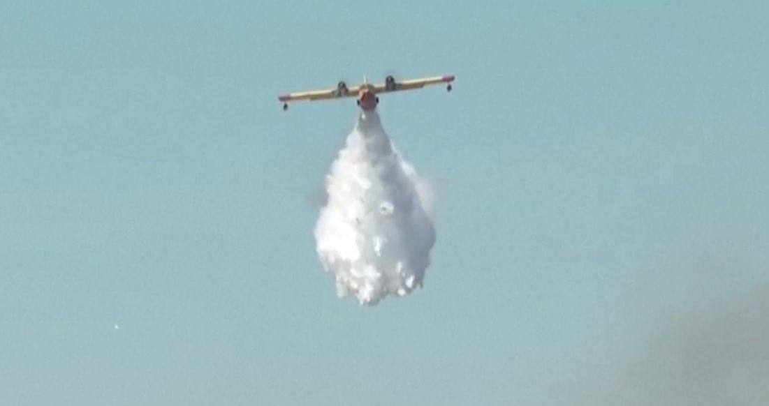 Vídeo: Bombeiros usam avião e helicóptero para combater incêndio florestal na Grécia