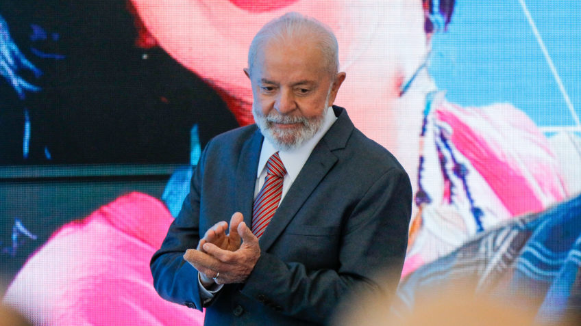 Lula promete equilíbrio fiscal, mas não cita corte de gasto