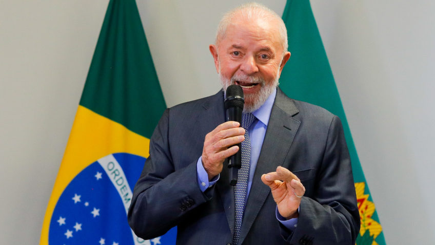 Lula diz que cinema e novelas não são para ensinar “putaria”