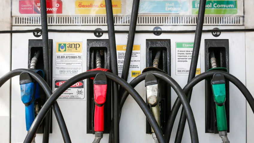Gasolina sobe 5% em 2024 mesmo sem reajustes da Petrobras