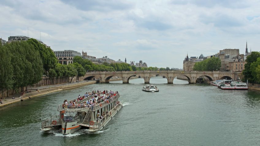 Franceses marcam “cocô coletivo” no rio Sena antes das Olimpíadas