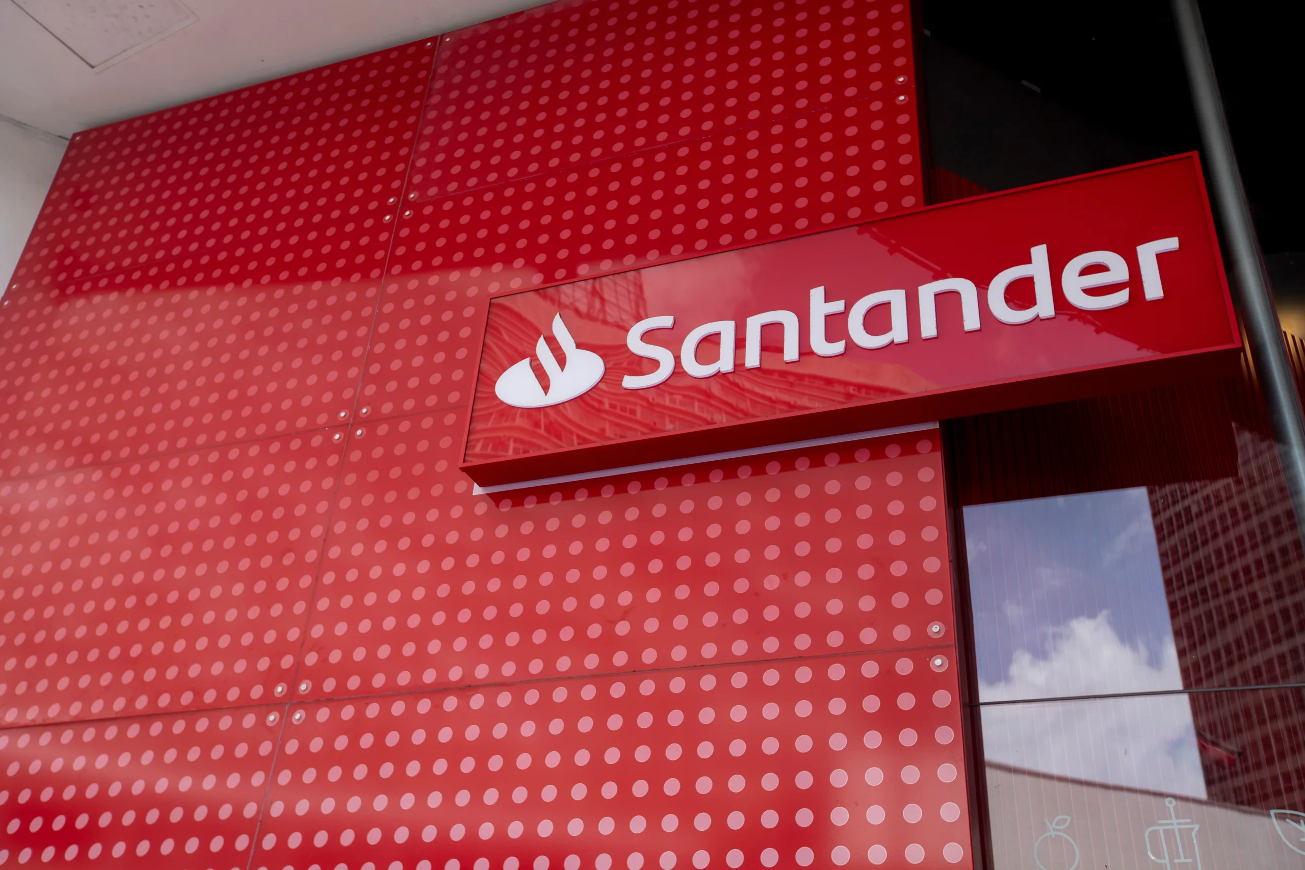 Ações em alta: Santander recomenda 11 empresas para investir em junho; veja lista