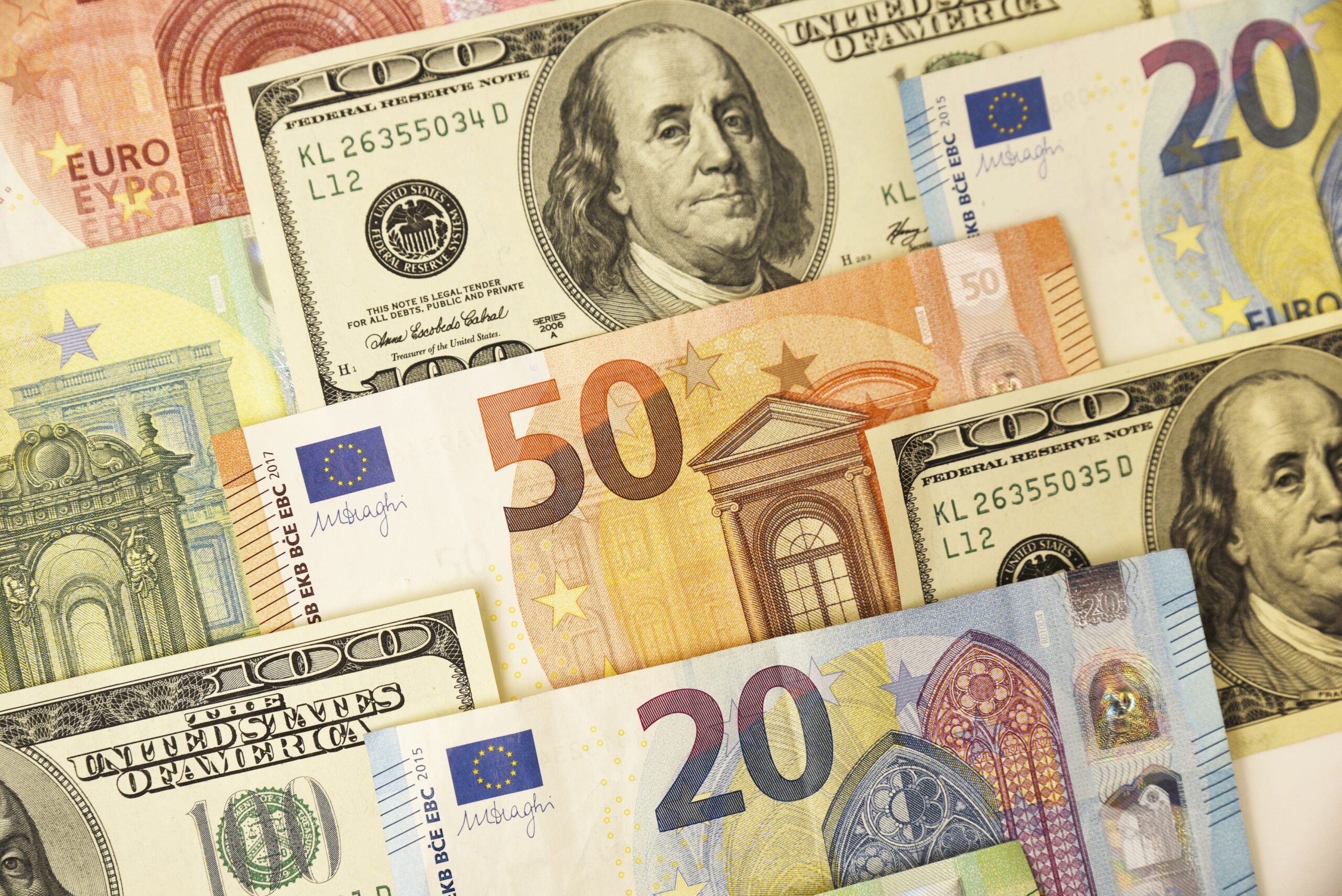 Moedas globais: dólar oscila com feriado nos EUA e inflação na Europa