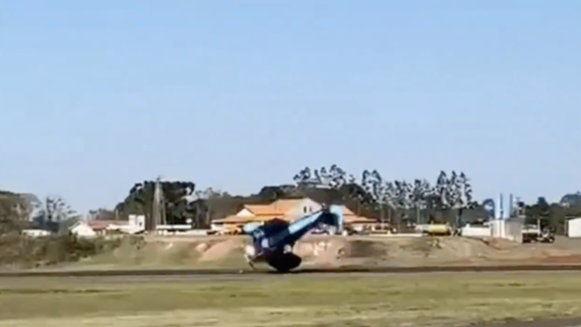 Avião “capota” ao pousar em aeroporto no Paraná; assista