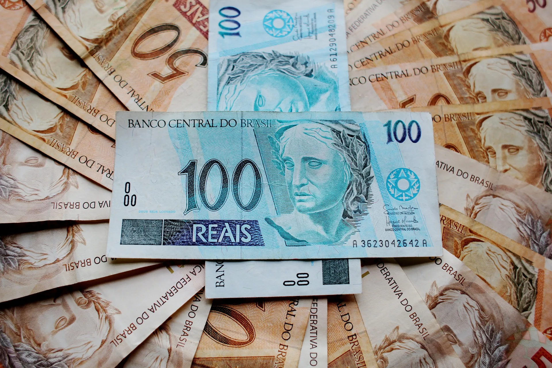 Brasileiros têm R$ 8,1 bilhões ‘esquecidos’ em bancos; saiba como sacar