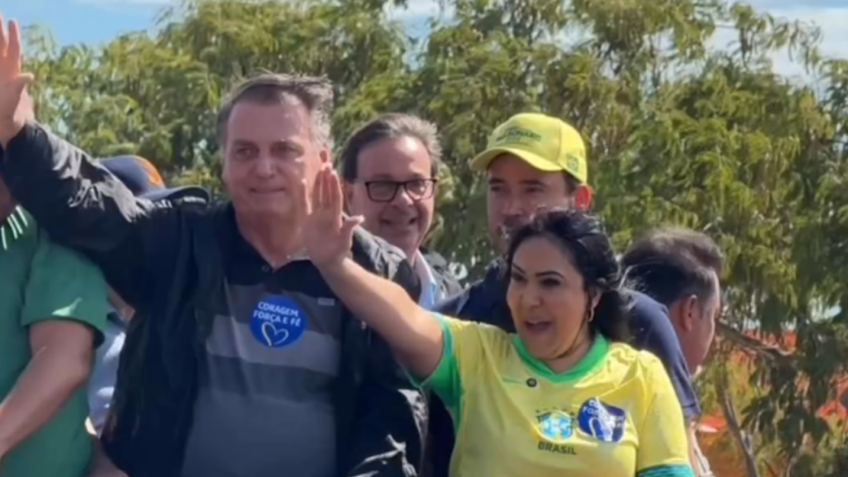 Bolsonaro participa de carreata com apoiadores em Palmas
