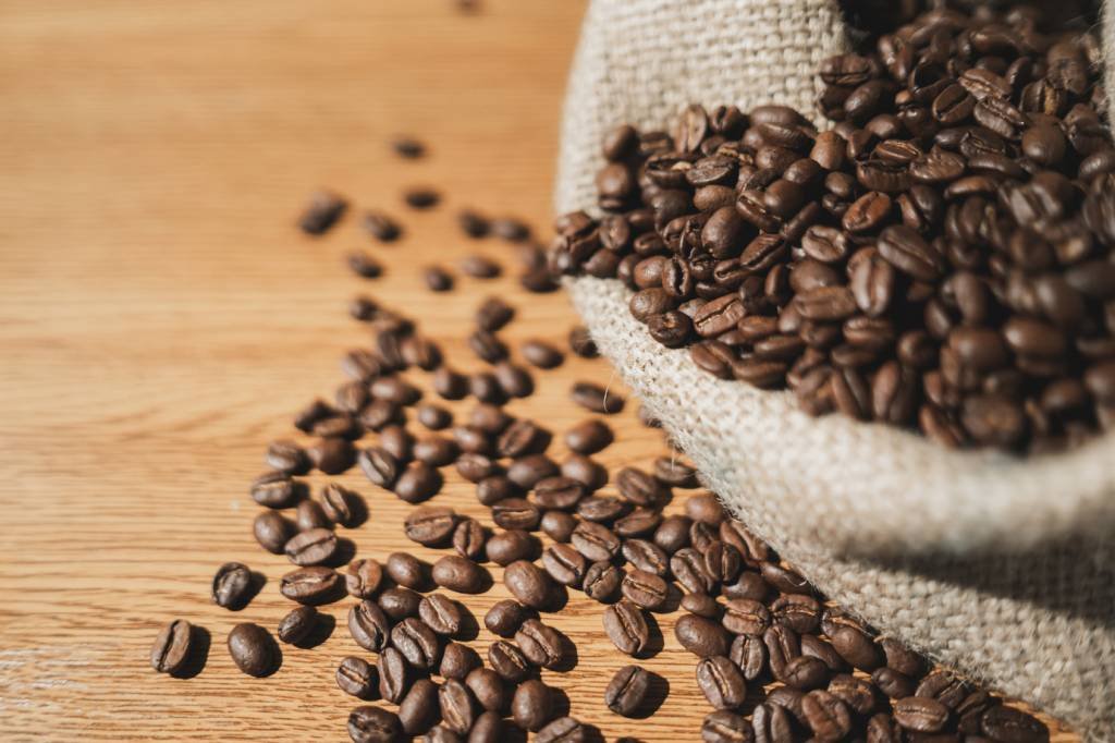 Com cotação internacional do café em alta, preço ao consumidor no Brasil sobe acima da inflação