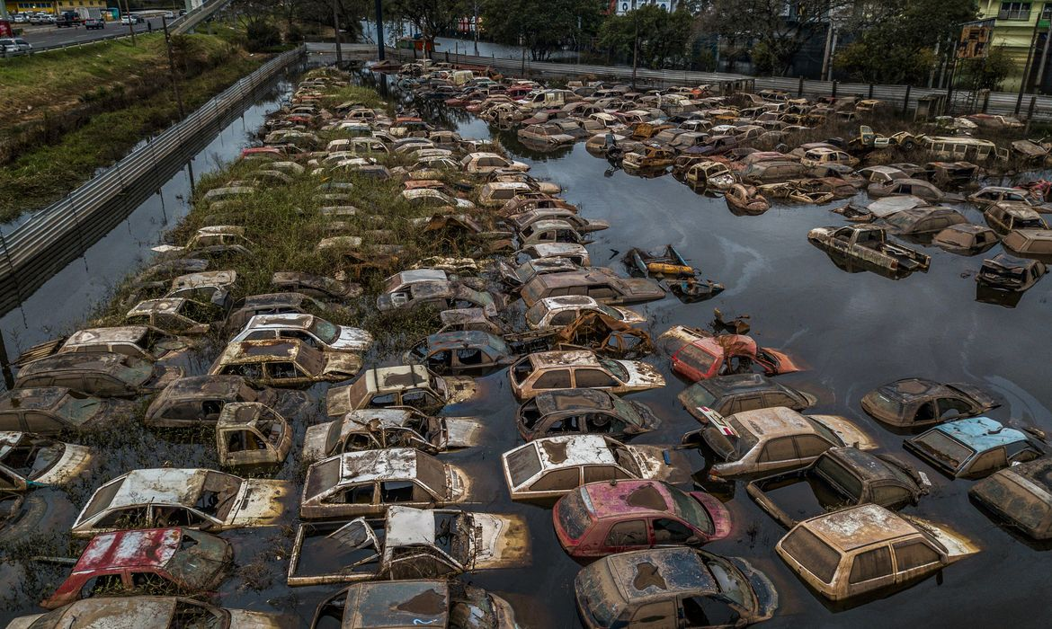 Qual será o destino dos milhares de carros danificados por água e lama no RS?