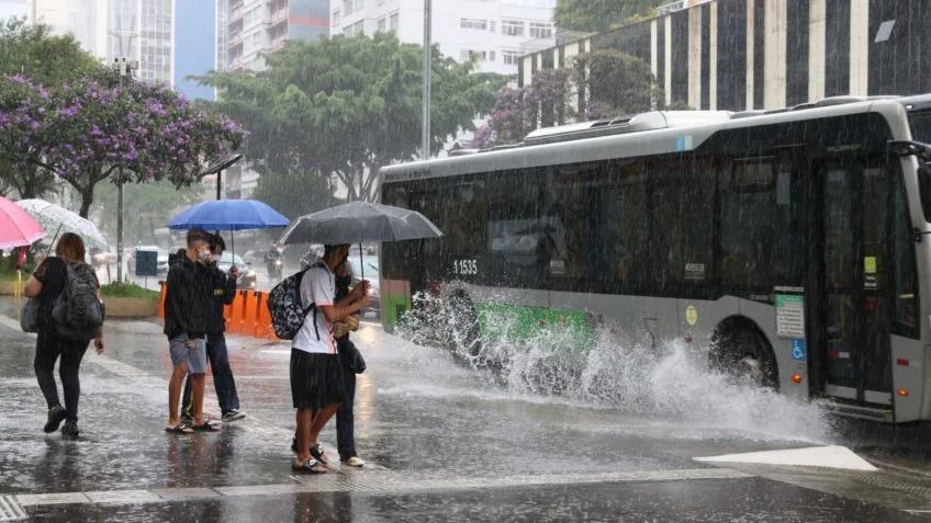 Motoristas de ônibus farão greve em SP a partir de 6ª feira
