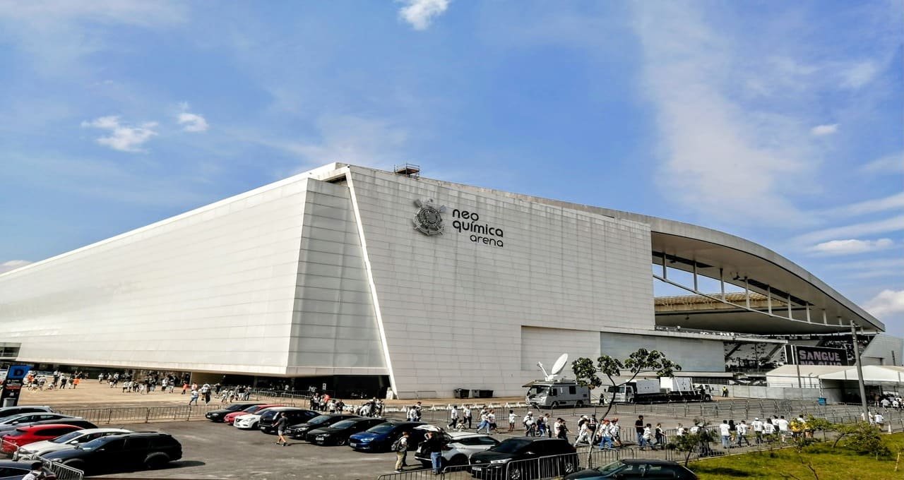 ‘Devolver o estádio’, SAF ou RJ?; qual a solução para a dívida bilionária do Corinthians?