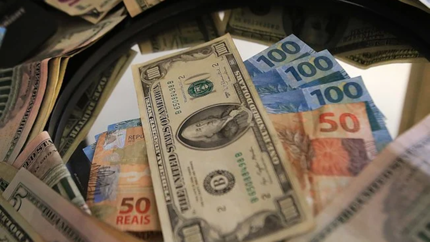 Dólar renova máxima do ano a R$ 5,47 com expectativas sobre a Selic