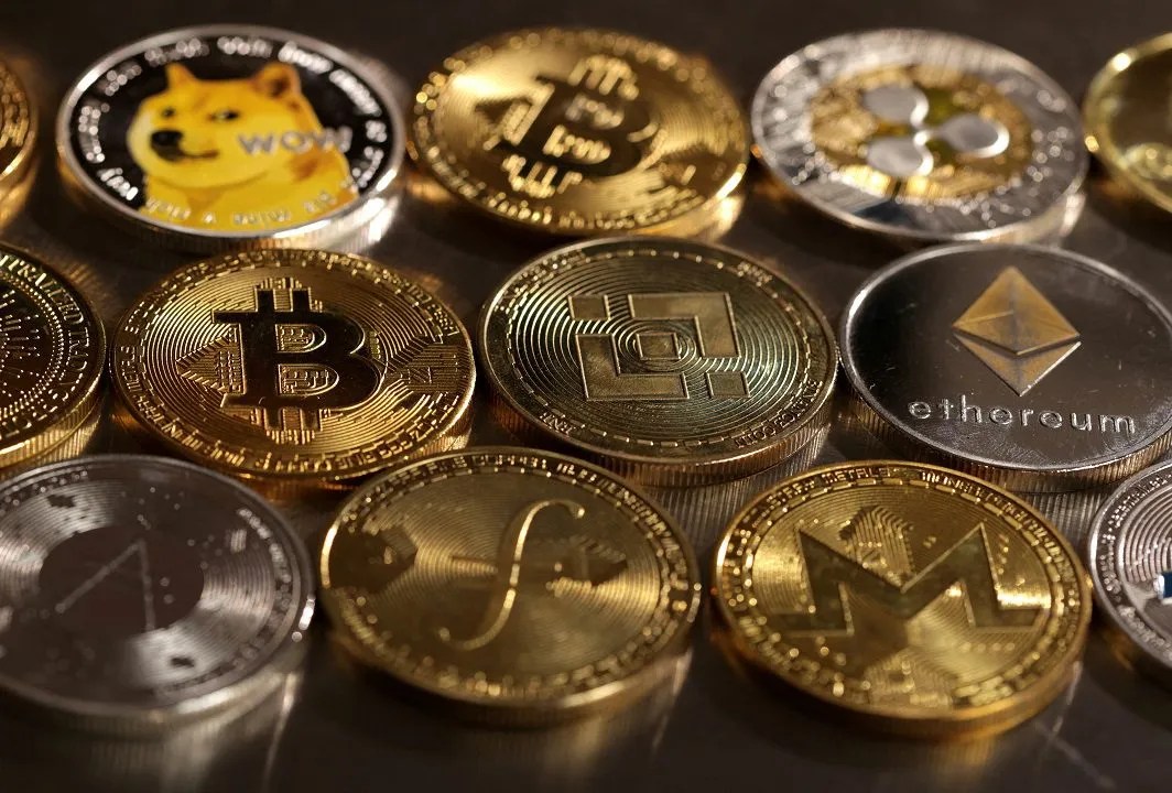 Bitcoin e ethereum na palma da mão