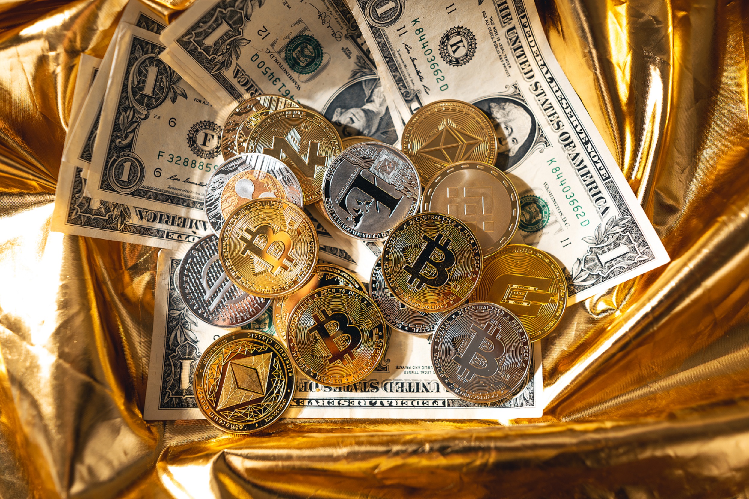 Bitcoin avança após perder a marca de US$ 66 mil, mas ethereum recua