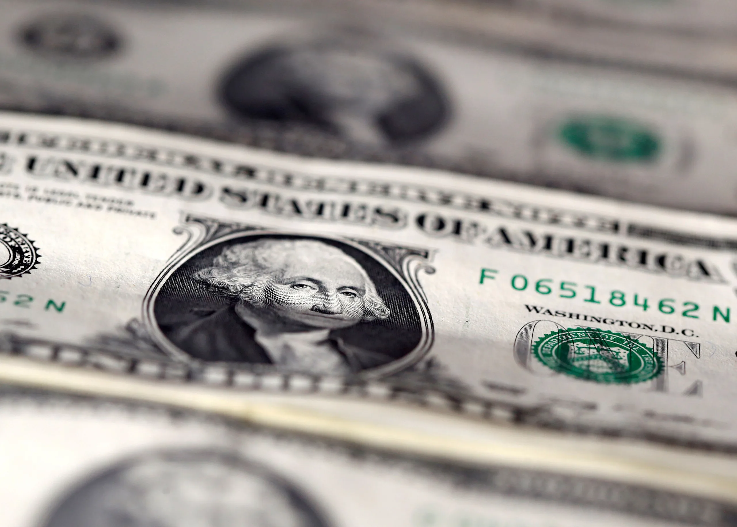 Dólar ganha força e fecha em alta de quase 1%, a R$ 5,285