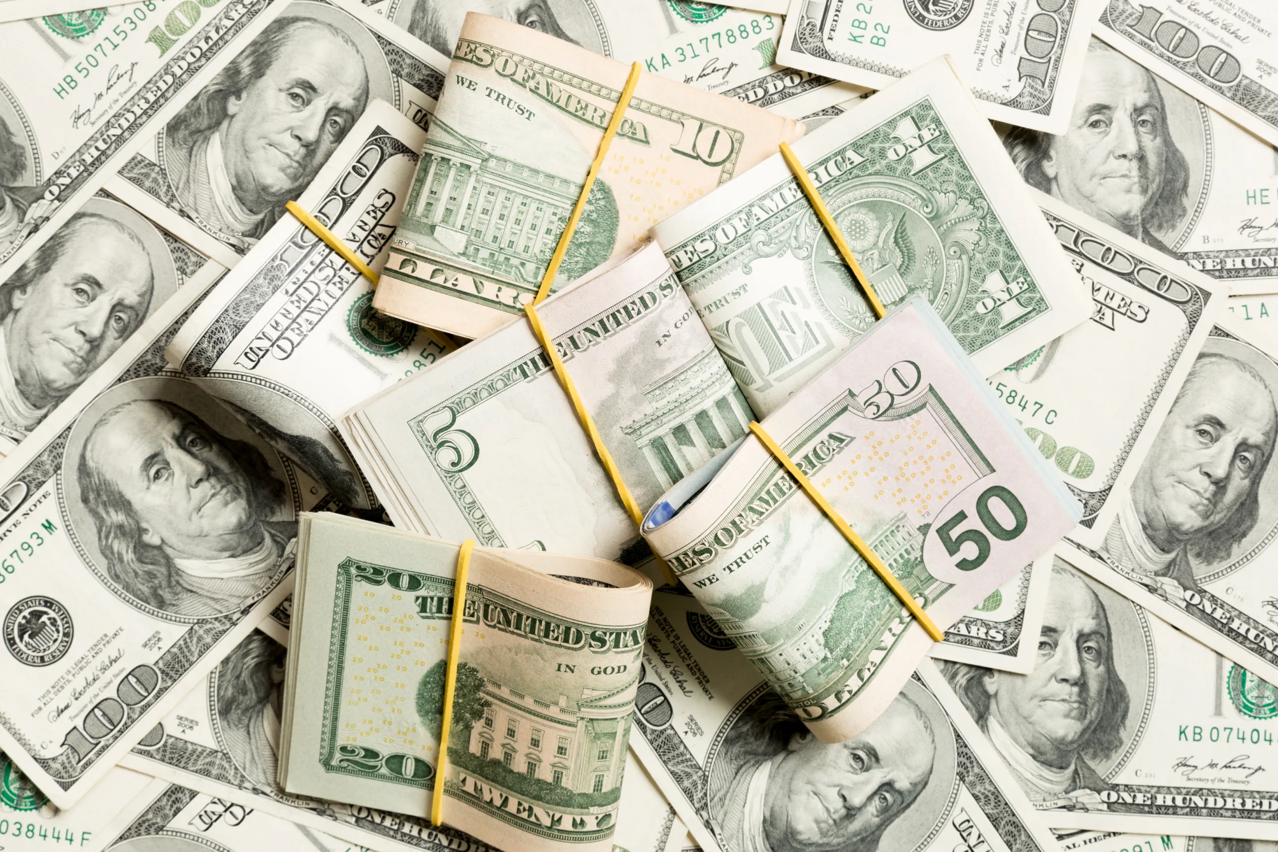 Moedas globais: dólar avança apoiado por relatório econômico dos EUA