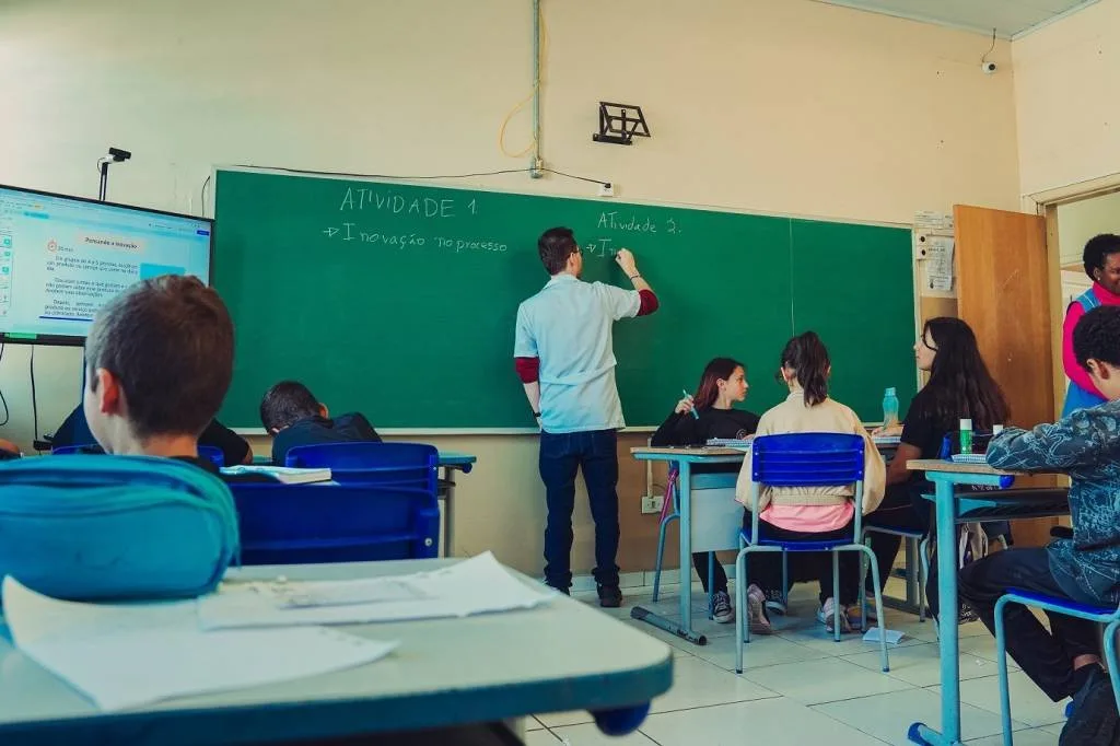 Assembleia do Paraná aprova projeto que permite a privatização da gestão das escolas públicas