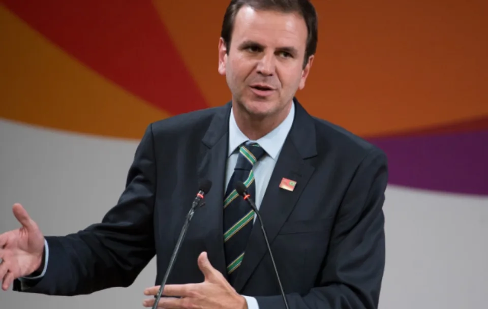 Candidato à reeleição, Eduardo Paes demite aliado de Cunha e afasta grupo de Crivella