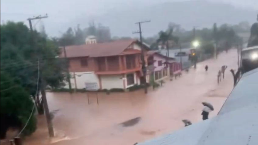 Chuvas voltam a inundar cidades do RS; assista