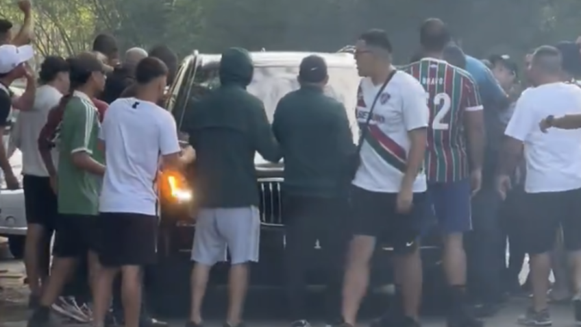 Torcedores cercam carros no CT em protesto contra o Fluminense