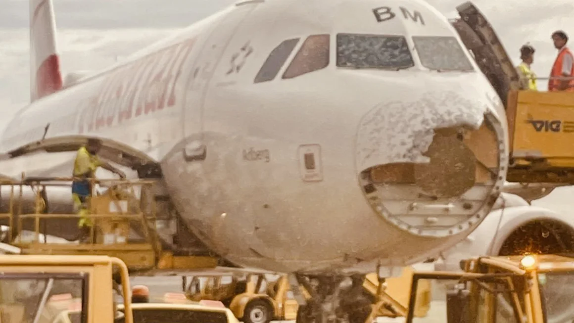 Avião da Austrian Airlines é gravemente danificado após tempestade de granizo