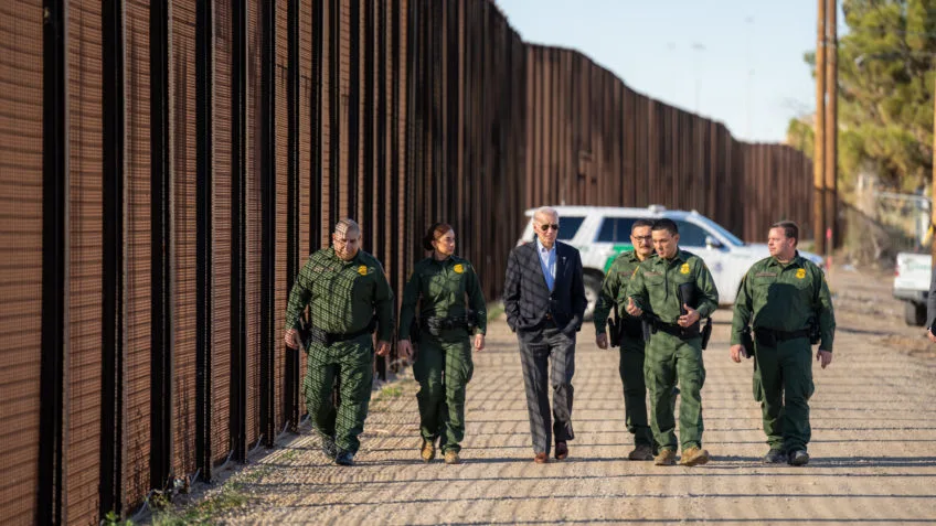 Biden amplia restriões de asilo a imigrantes na fronteira