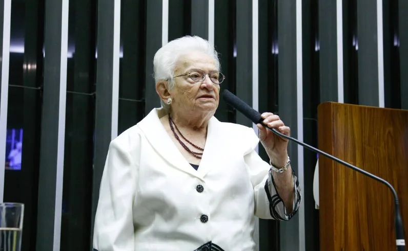 Após mal-estar na Câmara, Luiza Erundina, de 89 anos, é internada em UTI em Brasília