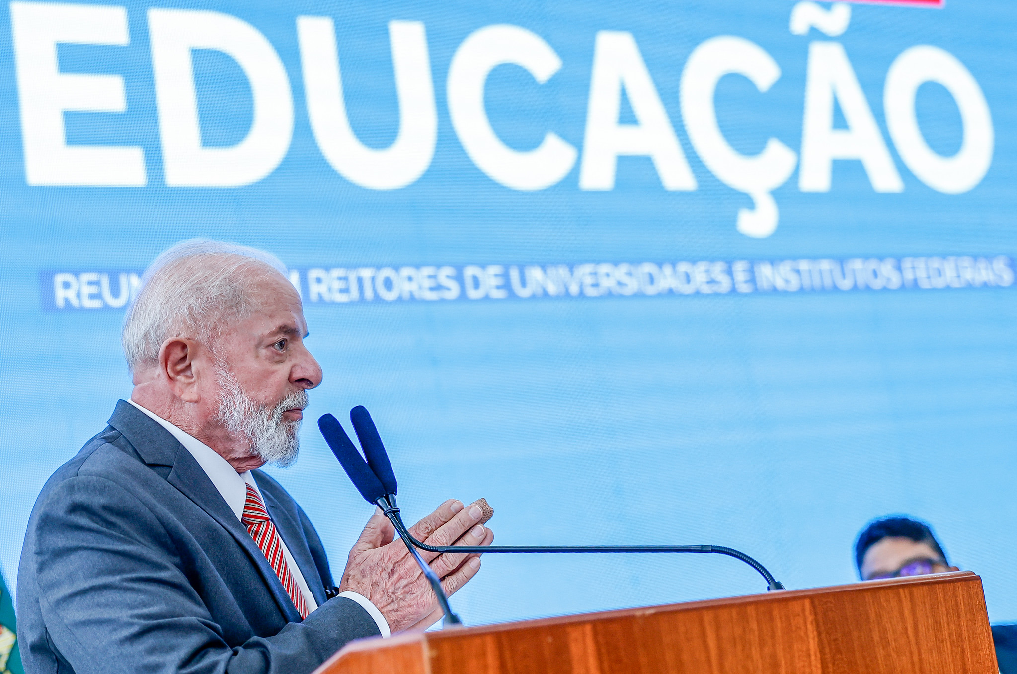 Após rumor de limite a gastos, Lula defende investir em educação: “Oxigênio da nação”