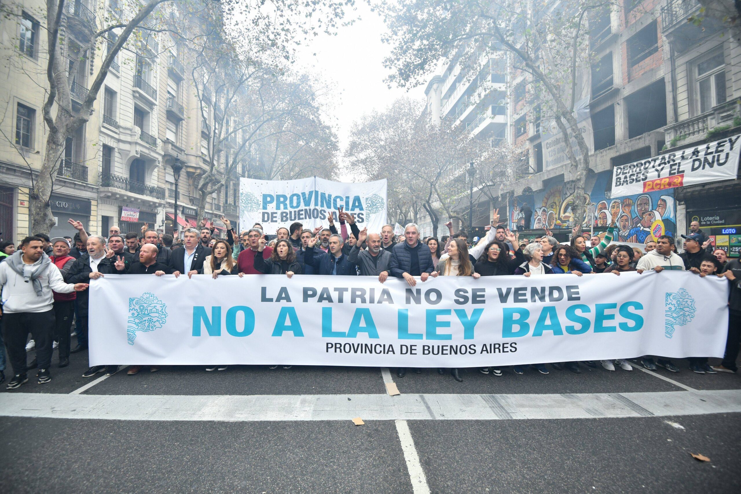 Polícia e manifestantes contra megapacote de Milei entram em confronto na Argentina