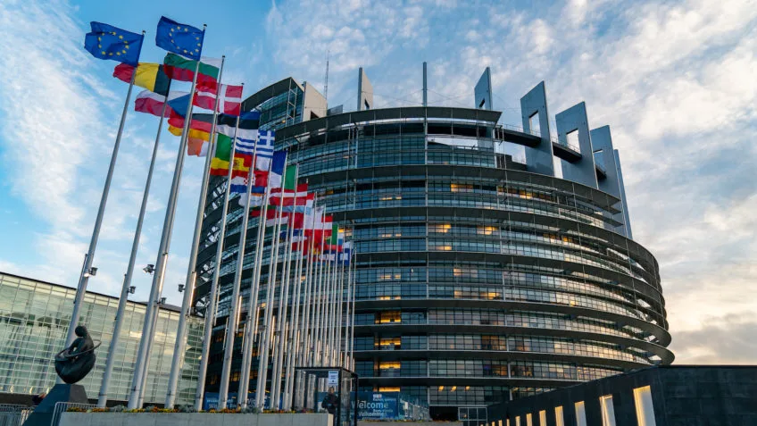 Preocupada com IA, UE reforça regras para big techs em eleições