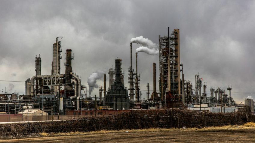 Mercado petrolífero estará abastecido até 2030, diz IEA