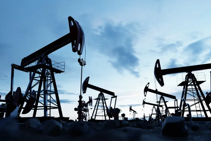 Petróleo fecha em queda e contratos atingem mínimas desde fevereiro