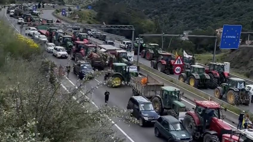 Agricultores bloqueiam estradas na fronteira entre Espanha e França