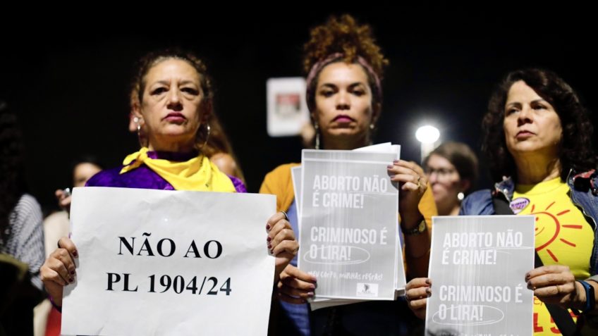 Manifestantes protestam contra PL “antiaborto” em Brasília