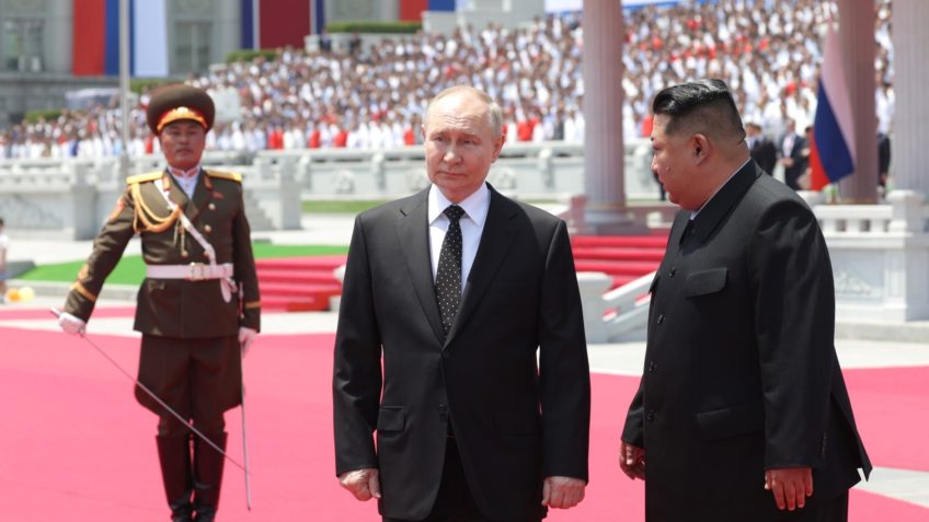 Putin e Kim Jong-un trocam presentes durante encontro