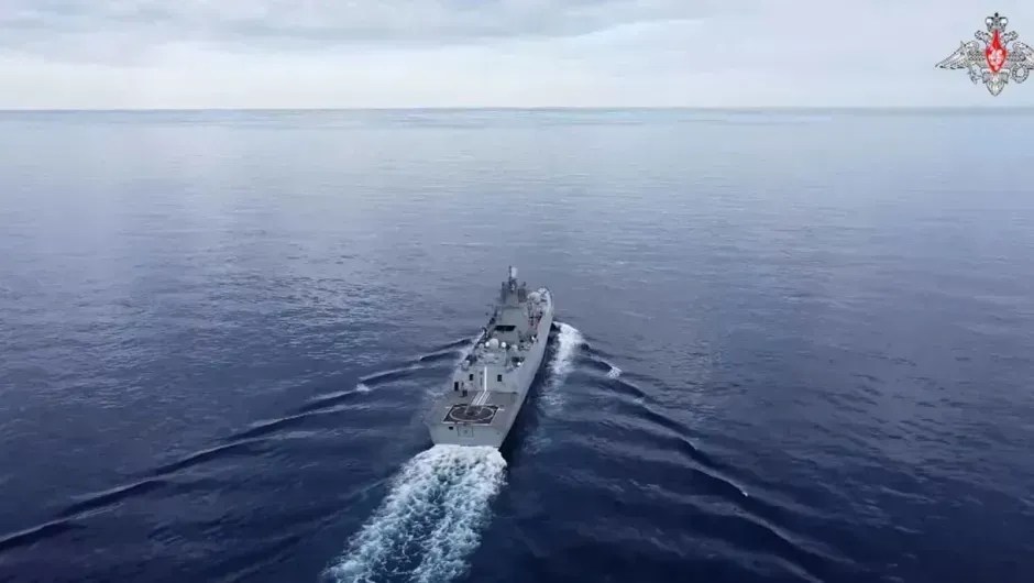 Frota russa realiza exercícios militares no Atlântico a caminho de Cuba