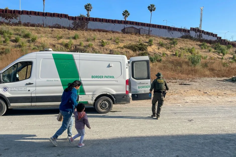 Com proibição de Biden, imigrantes enfrentam nova realidade na fronteira