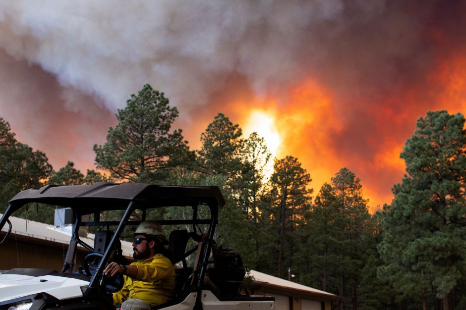 Incêndios florestais no Novo México deixam um morto e milhares de deslocados