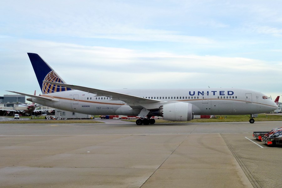Avião da United volta ao aeroporto após peça do motor cair depois de decolagem
