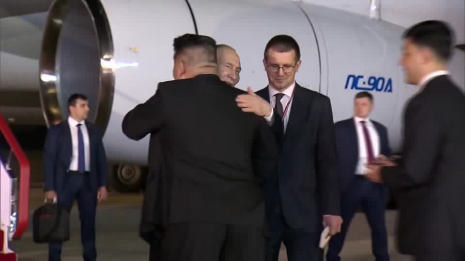 Veja imagens de Putin chegando à Coreia do Norte e abraçando Kim Jong-un