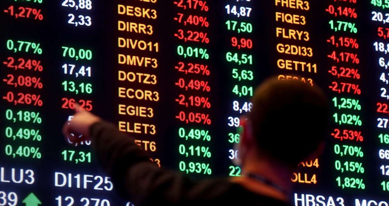 Ibovespa fecha em leve queda com Wall Street e peso das commodities
