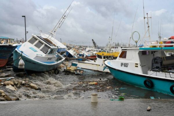 Furacão Beryl perde força, mas ainda causa destruição em Cancún com ventos de 175km/h