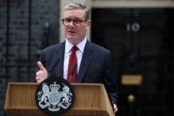 Novo primeiro-ministro britânico anuncia fim de plano de expulsar migrantes para Ruanda