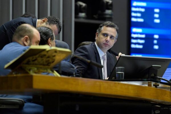 Pacheco se reúne com governadores e deve protocolar projeto da dívida dos estados