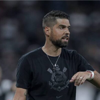 Corinthians demite técnico António Oliveira